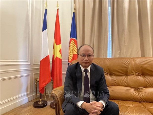 Lao Ambassador makes Tet visit to Vietnamese Embassy in France